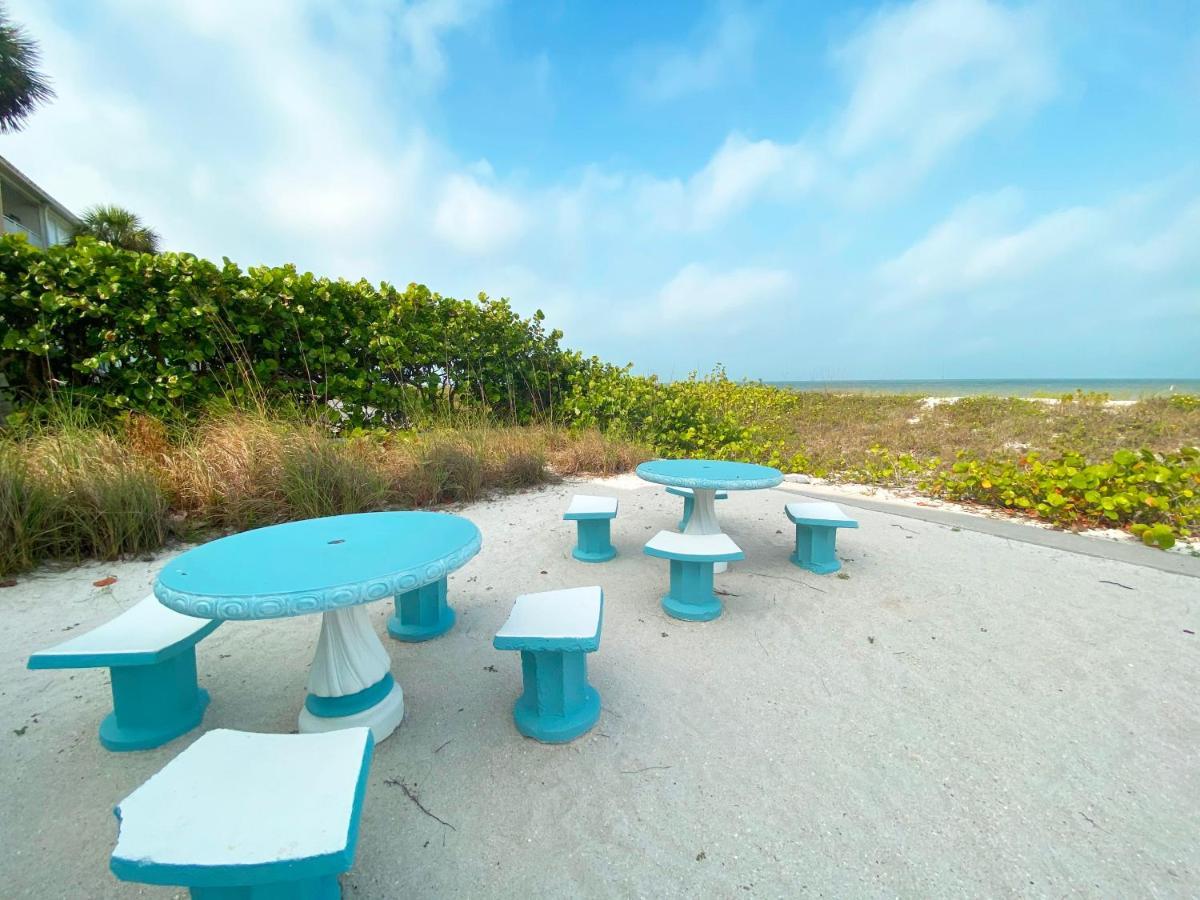 Nautical Watch Aparthotel Belleair Beach Exterior photo