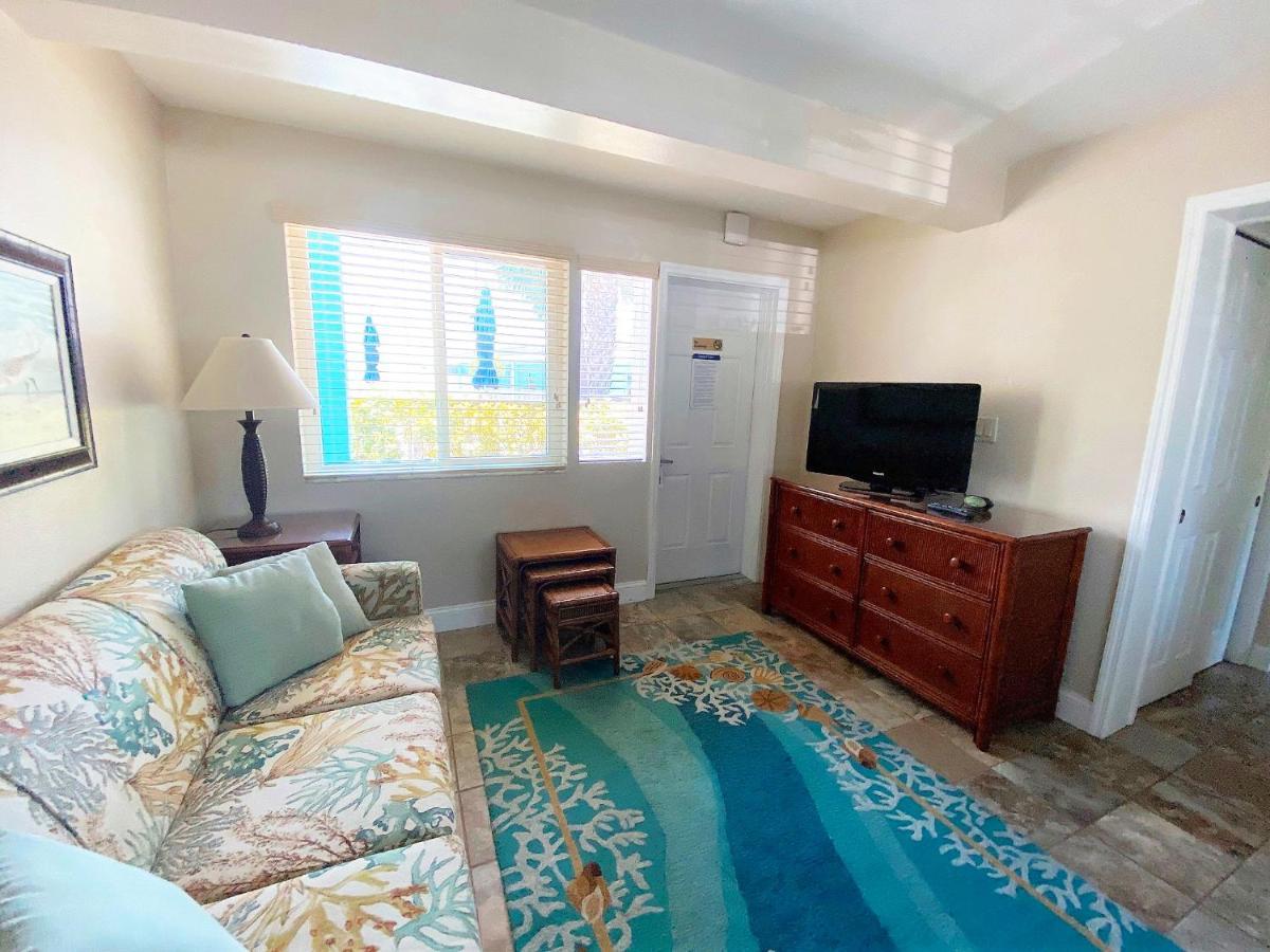 Nautical Watch Aparthotel Belleair Beach Exterior photo