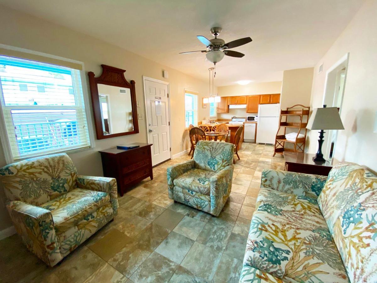 Nautical Watch Aparthotel Belleair Beach Exterior photo